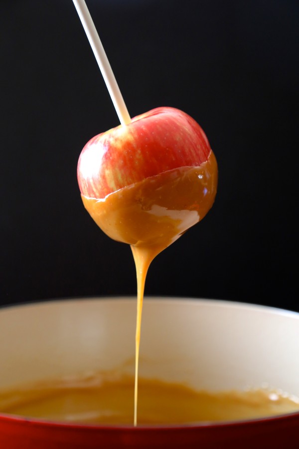 easy bourbon caramel apples with chocolate chip brownie brittle