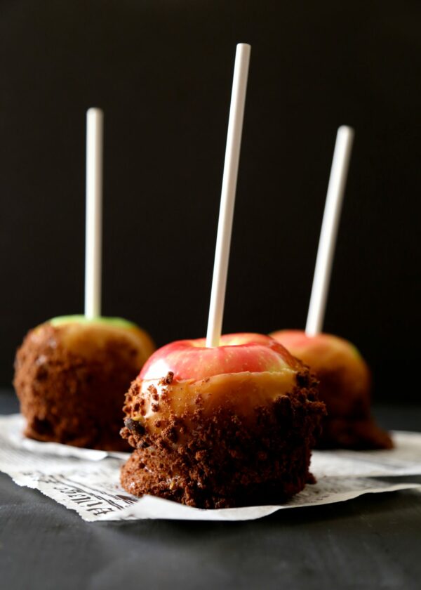 easy bourbon caramel apples with chocolate chip brownie brittle