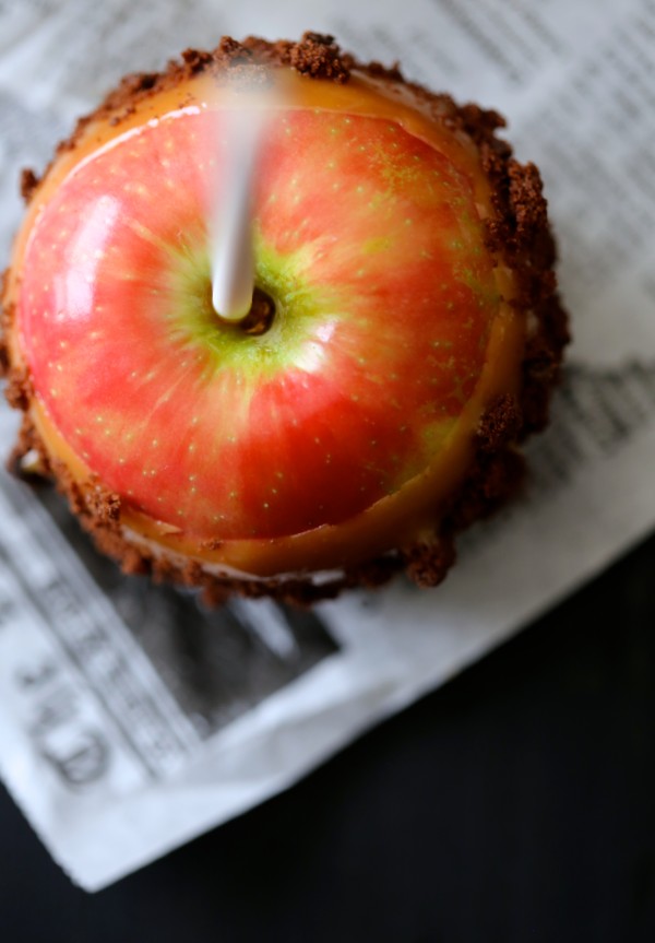 easy bourbon caramel apples with chocolate chip brownie brittle