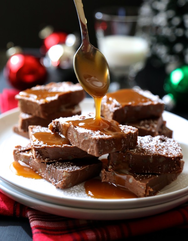 easy five minute fudge with gingerbread marshmallows & caramel sauce