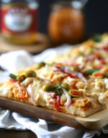 tunisian chicken pizza with olives & roasted red peppers