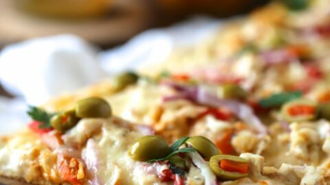 tunisian chicken pizza with olives & roasted red peppers