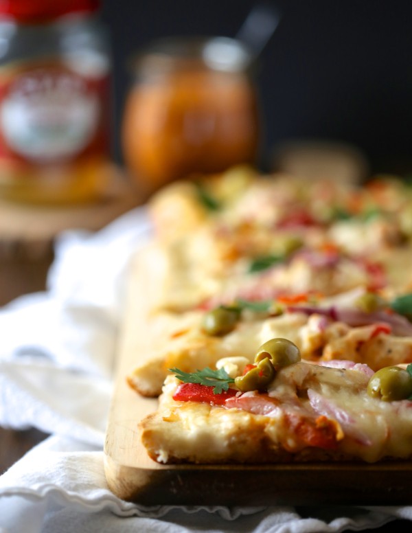 tunisian chicken pizza with olives & roasted red peppers 
