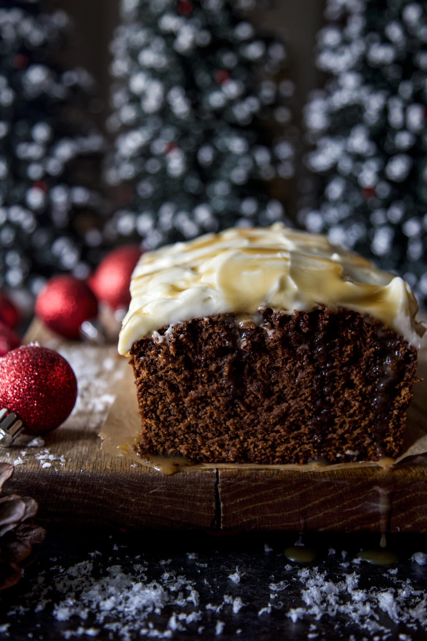 Gingerbread cake recipe with caramel biscuit icing