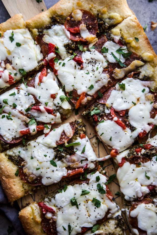 Mini pizzas with pesto, goat cheese and roasted peppers - Curiosa Living -  Lifestyle Furnishings