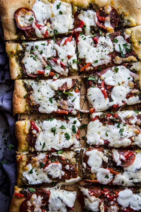 Mini pizzas with pesto, goat cheese and roasted peppers - Curiosa Living -  Lifestyle Furnishings