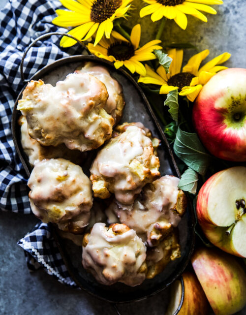 air fryer apple fritters with vanila glaze thecuriousplate.com.