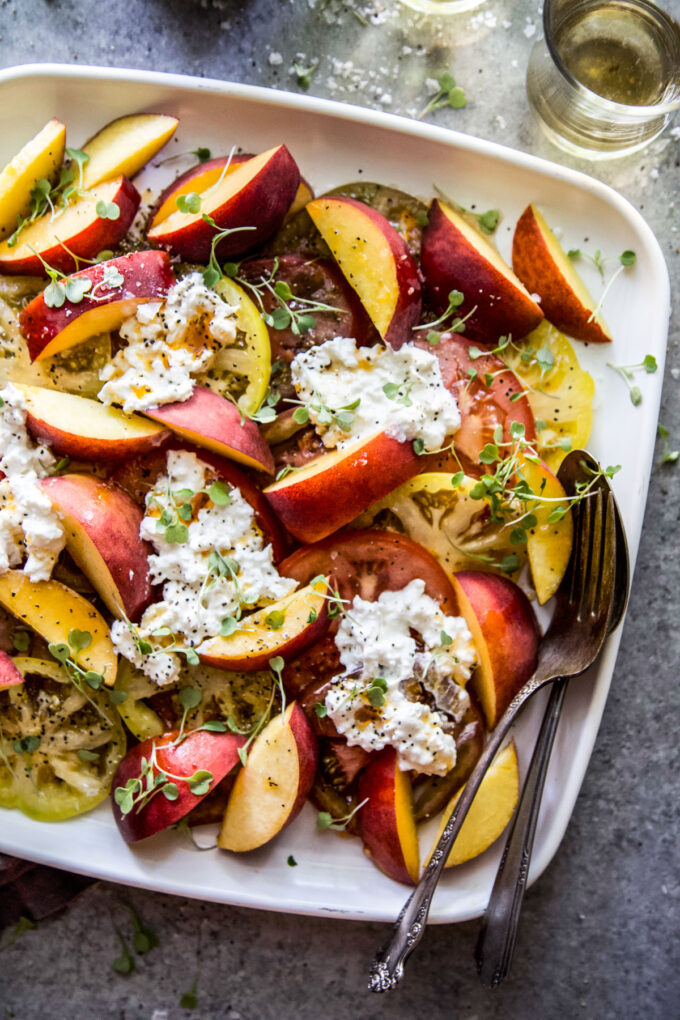 Tomato, Peach, & Burrata Salad with Hot Honey Sauce www.thecuriousplate.com